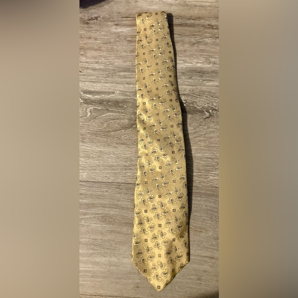 Hugo Boss Gold Paisley Silk Tie